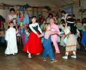 Maškární ples dětí české školy v restauraci u Bureho