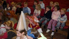 Przedszkolaki na przedstawieniu teatralnym w Bystrzycy